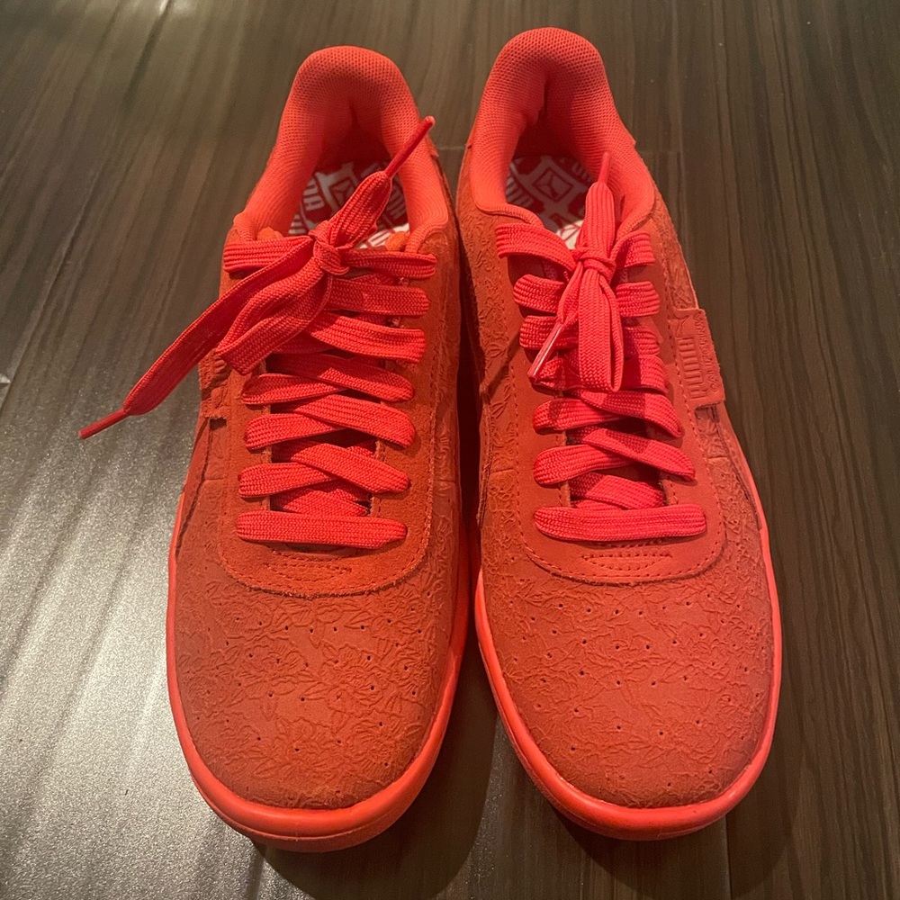 PUMA red low top Ladies size 9 rose design never worn